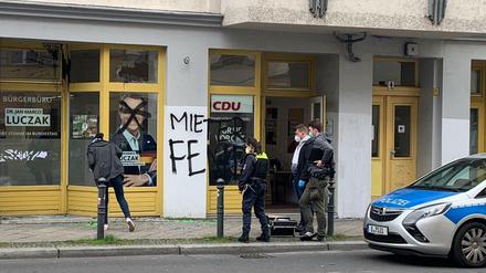 Das beschmierte Bürgerbüro des CDU-Bundestagsabgeordneten Jan-Marco-Luczak in der Schöneberger Kolonnenstraße.