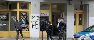 Das beschmierte Bürgerbüro des CDU-Bundestagsabgeordneten Jan-Marco-Luczak in der Schöneberger Kolonnenstraße.