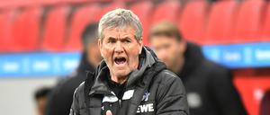 Friedhelm Funkel soll den 1. FC Köln vor dem Abstieg retten, doch sein erster Auftritt ging gehörig daneben. 