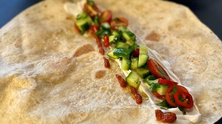 Wettkampfbedingung: Alles liegt in Schüseln bereit, man füllt selbst, eine Spur Sesamjoghurt, Salzzitrone und Harissa geben die Richtung vor: Es wird levanthinisch. 