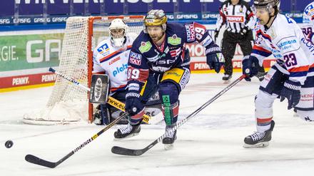 Am Dienstag sehen sie sich wieder. Berlins Zach Boychuk (vorn in blau) und Iserlohns Bobby Raymond (r.).