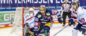 Am Dienstag sehen sie sich wieder. Berlins Zach Boychuk (vorn in blau) und Iserlohns Bobby Raymond (r.).