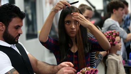 Die duale Ausbildung - wie hier im Friseurhandwerk - gilt als der Königsweg in viele Berufe. Doch Ausbildungsplätze sind in der Corona-Zeit knapp.