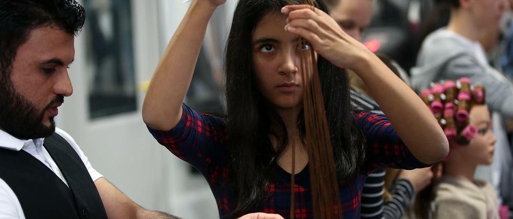Die duale Ausbildung - wie hier im Friseurhandwerk - gilt als der Königsweg in viele Berufe. Doch Ausbildungsplätze sind in der Corona-Zeit knapp.