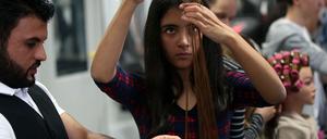 Die duale Ausbildung - wie hier im Friseurhandwerk - gilt als der Königsweg in viele Berufe. Doch Ausbildungsplätze sind in der Corona-Zeit knapp.