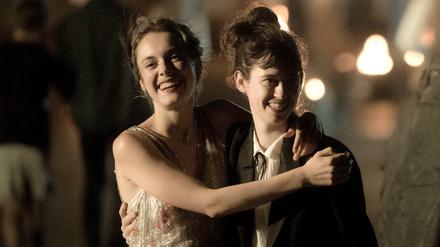 Valerie Stoll und Lia von Blarer in der ARD-Serie „Eldorado KaDeWe“. 