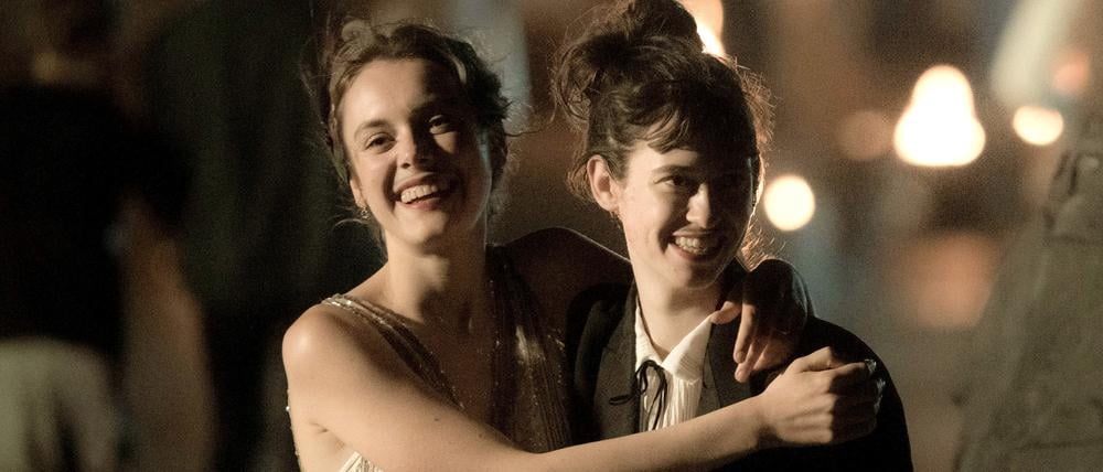 Valerie Stoll und Lia von Blarer in der ARD-Serie „Eldorado KaDeWe“.