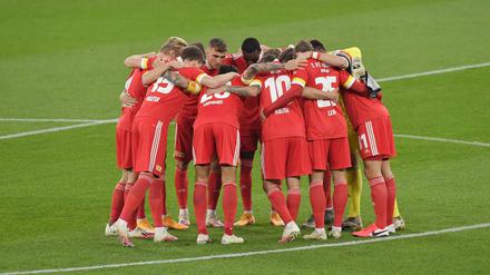 Geschlossener Kreis. Die Mannschaft des 1. FC Union bleibt erst mal unter sich. 