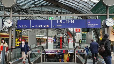 Wir suchen ein "U". Auf den oberen Bahnsteigen fehlen Hinweise auf die U5 der BVG.