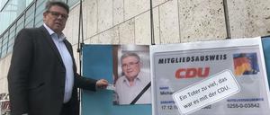 Michael May, Mitglied der CDU, betrauert am Konrad-Adenauer-Haus seinen an Corona verstorbenen Vater. 