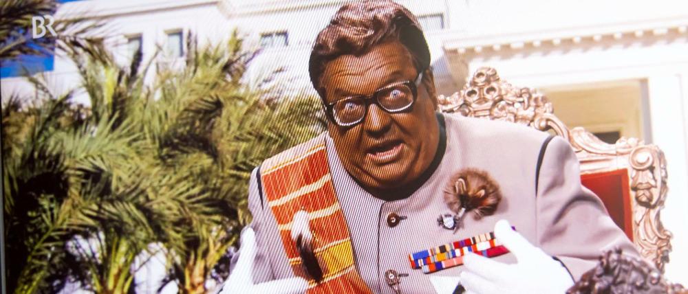 Satiriker Helmut Schleich mimt einen vermeintlichen Maxwell Strauß, der als schwarzer Despot Tipps zur Corona-Pandemie gibt.