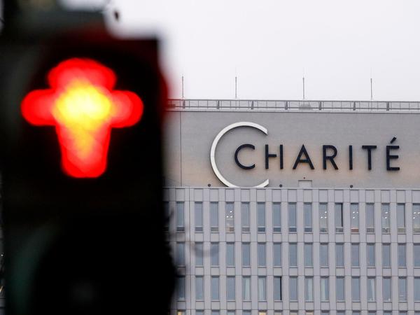 Rote Ampel vor dem Hauptgebäude der Charité in Berlin.