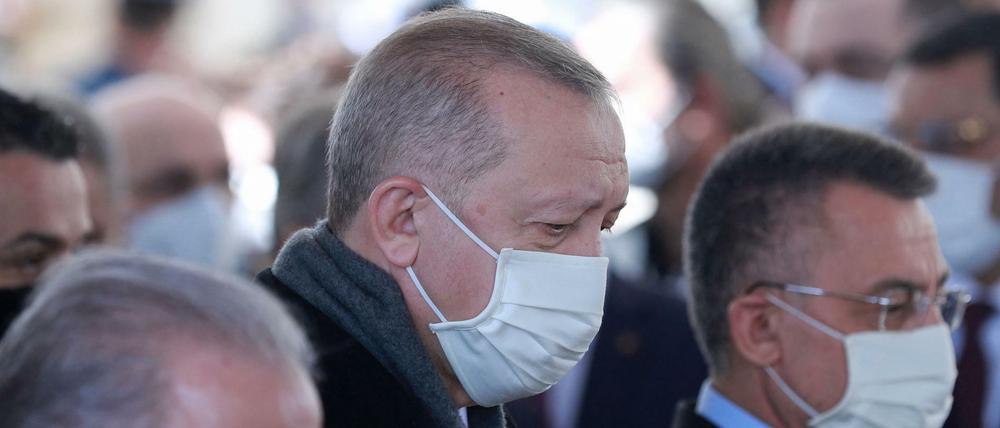 Der türkische Präsident Recep Tayyip Erdogan (Mitte) muss sich mit zahlreichen Korruptionsvorwürfen gegen Funktionäre seiner Partei AKP beschäftigen.