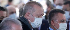 Der türkische Präsident Recep Tayyip Erdogan (Mitte) muss sich mit zahlreichen Korruptionsvorwürfen gegen Funktionäre seiner Partei AKP beschäftigen.