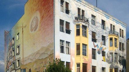 Das Fassade des Tommy-Weisbecker-Hauses hat Werner Brunner in den 1980ern gemeinsam mit Jugendlichen gestaltet.