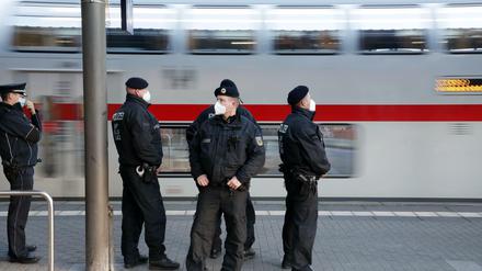 Bahnhöfe, Flughäfen: Hier häufen sich die Kontrollen, nicht selten solche, bei denen gezielt People of Color in den Fokus geraten.