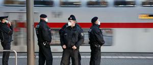 Bahnhöfe, Flughäfen: Hier häufen sich die Kontrollen, nicht selten solche, bei denen gezielt People of Color in den Fokus geraten.