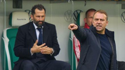Das Verhältnis zwischen Trainer Hansi Flick (vorne) und Sportvorstand Hasan Salihamidzic (hinten links) ist schon länger stark belastet. 