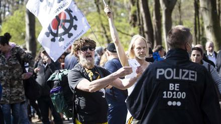 Nach der Auflösung der "Querdenken"-Demonstration kam es zu Widerstand und teilweise zu Ausschreitungen.