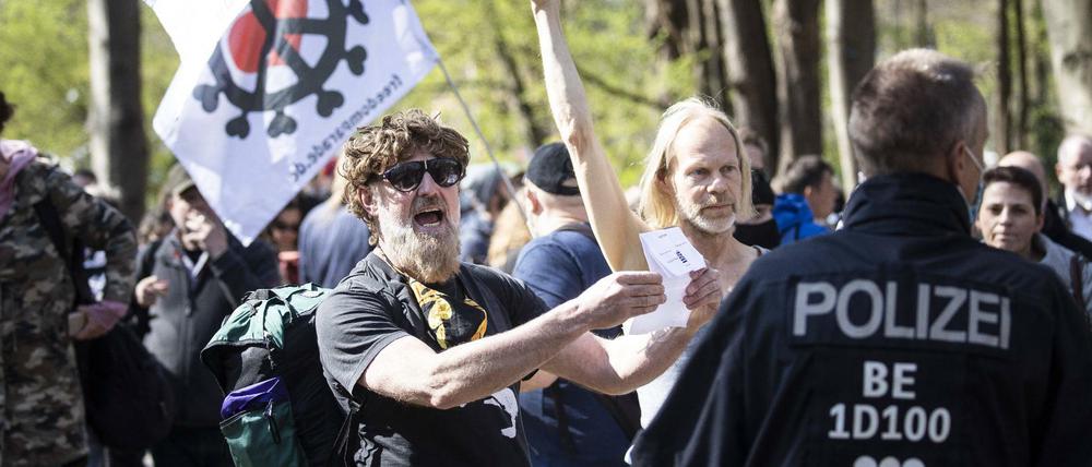 Nach der Auflösung der "Querdenken"-Demonstration kam es zu Widerstand und teilweise zu Ausschreitungen.