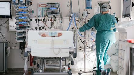 Eine Intensivpflegerin versorgt auf der Intensivstation am Klinikum Braunschweig einen an Covid-19 erkrankten Patienten. 