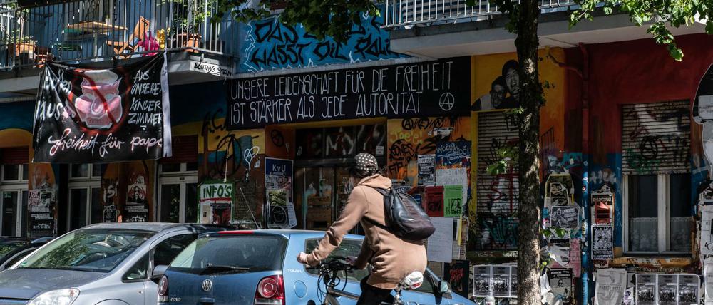 Im Erdgeschoss der Rigaer 94 befindet sich die Autonomen-Kneipe "Kadterschmiede".