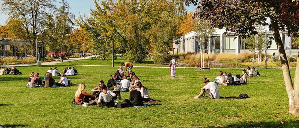 Auf dem Campus der Freien Universität. Im direkten Austausch sollen sich Studierende möglichst bald wieder begegnen können – und nicht länger nur virtuell.