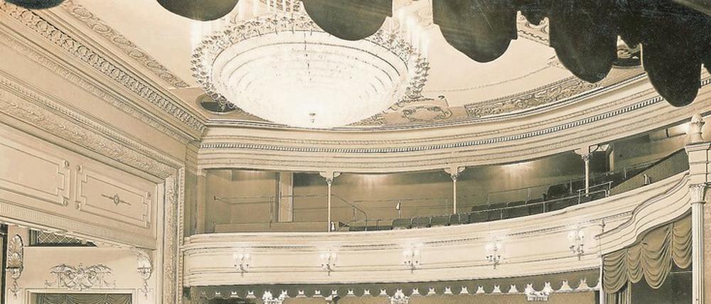 Auch Architektur bildet politische Zustände und Lebenswirklichkeiten ab. Hier das klassizistischen Deutschen Theater Berlin von Eduard Titz.