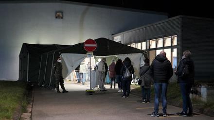 Schlangestehen vor dem Impfzentrum in Lebach: Selbst mitten in der Nacht lassen sich viele Menschen impfen.