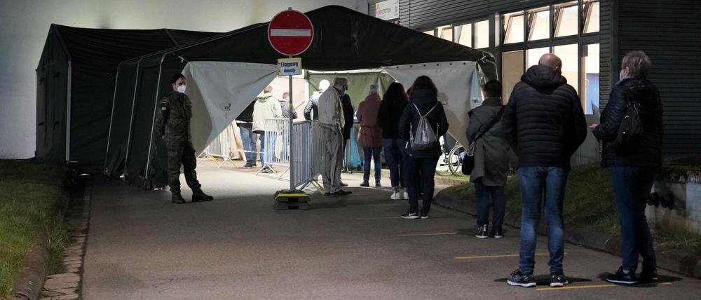 Schlangestehen vor dem Impfzentrum in Lebach: Selbst mitten in der Nacht lassen sich viele Menschen impfen.