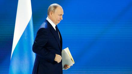 Wladimir Putin, Präsident von Russland, betritt eine Bühne, um seine jährliche Rede an die Nation zu halten.