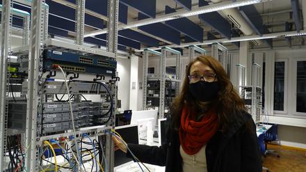 Lehrerin Carolina Becker zeigt die Telefonanlage der Schule.