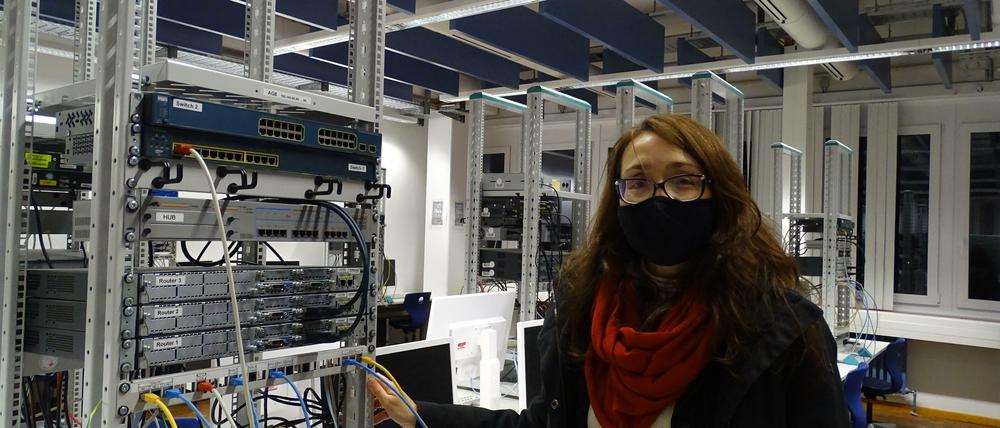 Lehrerin Carolina Becker zeigt die Telefonanlage der Schule.