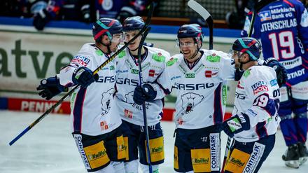 Die umformierte erste Reihe mit Lukas Reichel, Marcel Noebels und Zach Boychuk marschierte beim letzten Spiel voran.
