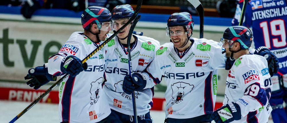 Die umformierte erste Reihe mit Lukas Reichel, Marcel Noebels und Zach Boychuk marschierte beim letzten Spiel voran.