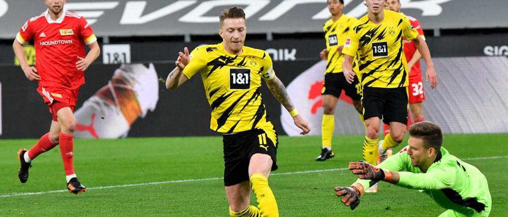 Gleich wird’s strittig. Marco Reus (vorne links) geht im Duell mit Unions Torwart Andreas Luthe (rechts) zu Boden und bekommt einen Elfmeter, der im Nachsetzen zum wichtigen 1:0 für den BVB führt. 
