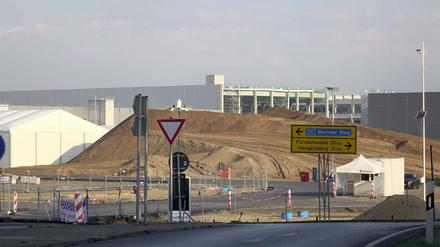 Noch immer hat das brandenburgische Landesumweltamt die finale Genehmigung für das Tesla-Werk in Grünheide nicht erteilt. Sollte Tesla diese nicht erhalten, muss das Unternehmen die Fläche auf eigene Kosten wieder in den Ursprungszustand versetzen. Auf der Baustelle am Rand der A10 südöstlich von Berlin ist davon allerdings wenig zu spüren. Die Fabrikhallen stehen längst, der Innenausbau läuft auf Hochtouren. Der E-Autohersteller plant nach wie vor, im Juli mit der Produktion zu beginnen. Grünheide, 20.04.2021 *** The Brandenburg State Environmental Agency has still not issued the final permit for the Tesla plant in Grünheide If Tesla does not receive it, the company will have to restore the site to its original condition at its ow Foto:xT.xBartillax/xFuturexImage
