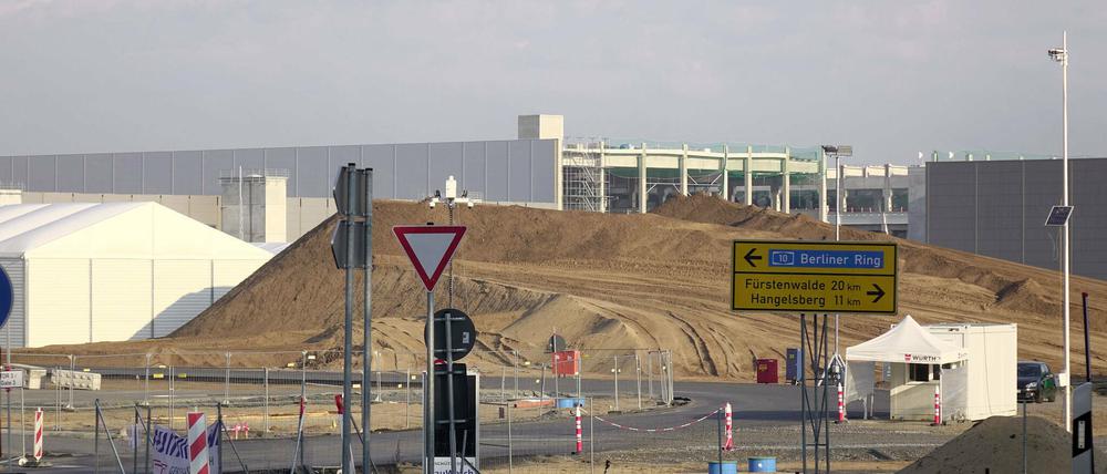 Noch immer hat das brandenburgische Landesumweltamt die finale Genehmigung für das Tesla-Werk in Grünheide nicht erteilt. Sollte Tesla diese nicht erhalten, muss das Unternehmen die Fläche auf eigene Kosten wieder in den Ursprungszustand versetzen. Auf der Baustelle am Rand der A10 südöstlich von Berlin ist davon allerdings wenig zu spüren. Die Fabrikhallen stehen längst, der Innenausbau läuft auf Hochtouren. Der E-Autohersteller plant nach wie vor, im Juli mit der Produktion zu beginnen. Grünheide, 20.04.2021 *** The Brandenburg State Environmental Agency has still not issued the final permit for the Tesla plant in Grünheide If Tesla does not receive it, the company will have to restore the site to its original condition at its ow Foto:xT.xBartillax/xFuturexImage