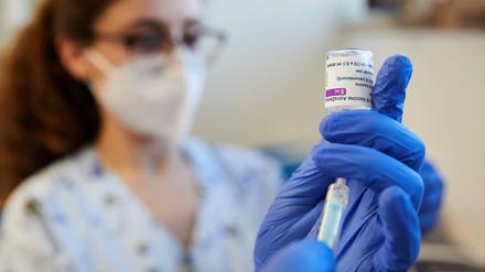 Es gibt Vorbehalte gegen die Corona-Impfstoffe von Johnson &amp; Johnson und Astrazeneca. Impfreaktionen gibt es allerdings nur selten.