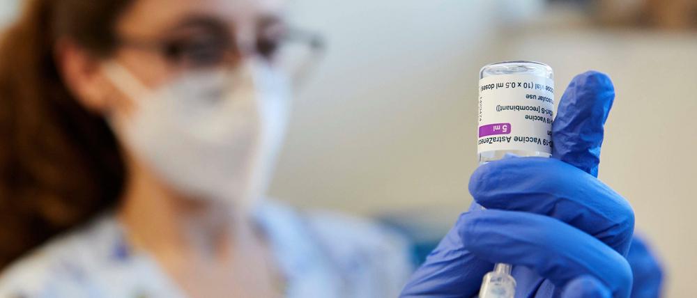 Es gibt Vorbehalte gegen die Corona-Impfstoffe von Johnson & Johnson und Astrazeneca. Impfreaktionen gibt es allerdings nur selten.
