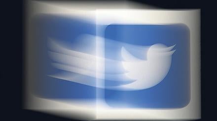 Die Abbildung zeigt ein verwischtes Logo von Twitter mit dem weißen Vogel auf blauem Grund.