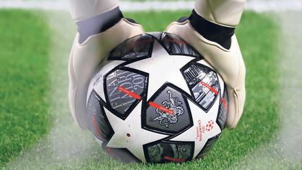 Der Ball ist rund – und das Spiel macht reich! Eine Super League soll noch mehr Geld aus dem Fußball herauspressen.
