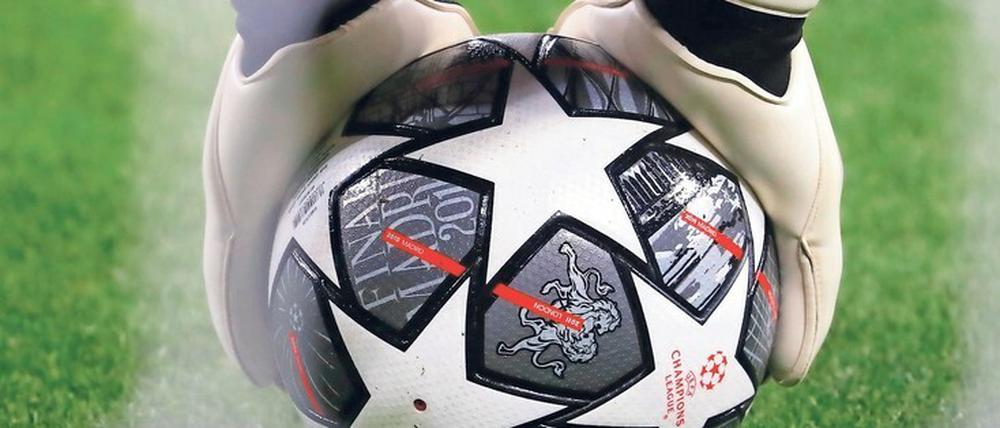 Der Ball ist rund – und das Spiel macht reich! Eine Super League soll noch mehr Geld aus dem Fußball herauspressen.