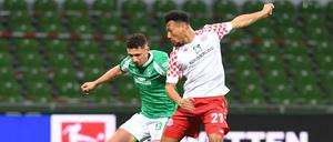 Werders Milos Veljkovic (li.) kämpft mit dem Mainzer Karim Onisiwo um den Ball. 