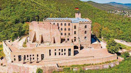 Im Mai 1832 wehte zum ersten Mal die schwarz-rot-goldene Fahne über dem Hambacher Schloss bei Neustadt.