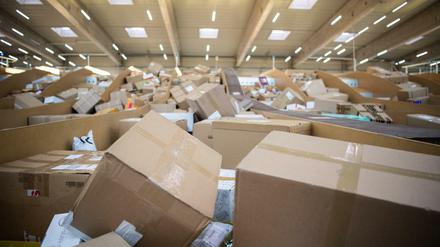 Pakete liegen in einem Paketzentrum von DHL. 