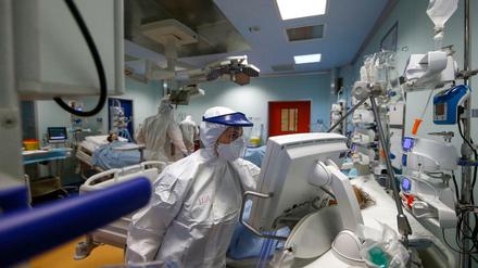 Die Intensivstation eines Krankenhauses in Casal Palocco. In Italien sind bislang mehr als 117.000 Menschen an Corona gestorben.