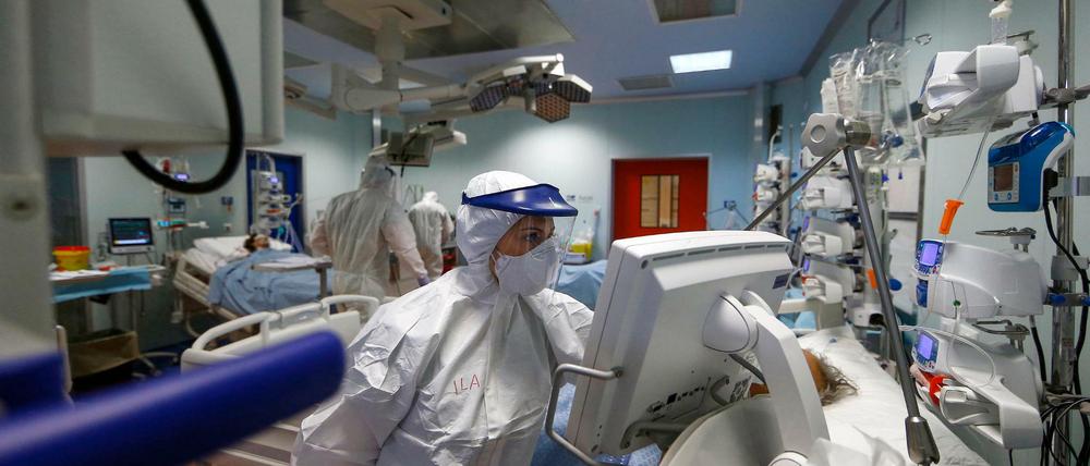 Die Intensivstation eines Krankenhauses in Casal Palocco. In Italien sind bislang mehr als 117.000 Menschen an Corona gestorben.
