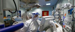 Die Intensivstation eines Krankenhauses in Casal Palocco. In Italien sind bislang mehr als 117.000 Menschen an Corona gestorben.