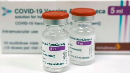 Ampullen des Impfstoffs von Astrazeneca.